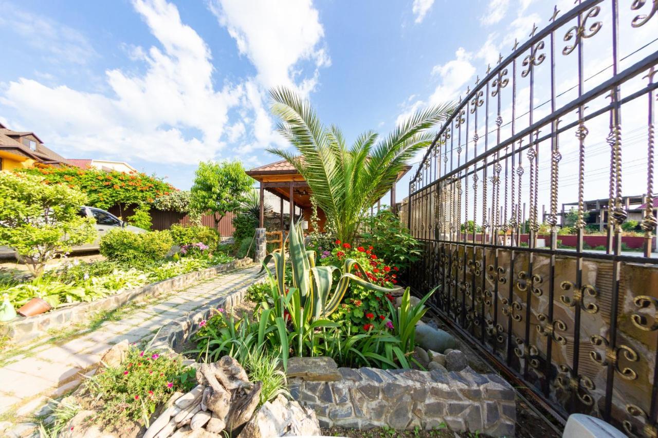 Абхазская Усадьба Hotel Gagra Exterior photo